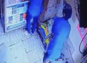 Viral Video Terekam CCTV Aksi Pencurian Sekarung Beras Oleh Seorang Pasangan Suami Istri