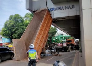 Gegara Eror, Mobil Dump Truck Tersangkut di Stasiun Light Rail Transit Asrama Haji Palembang