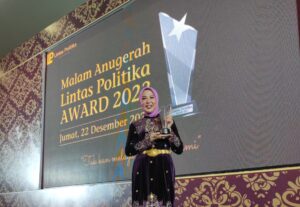 Hj Renny Astuti Raih Penghargaan Lintas Politika Award 2023