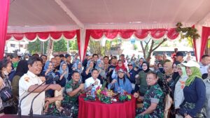 Karya Bakti Peringatan HUT Kodam II Sriwijaya, Bagikan Sembako untuk Warga Pasar Skip Pangkal