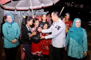 Pj Gubernur Sumsel Agus Fatoni Bagikan Paket Sembako untuk Masyarakat saat Malam Tahun Baru 2024