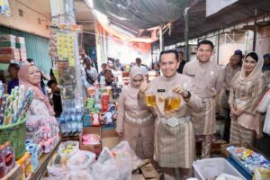 Pj Gubernur dan Pj Ketua TP PKK Sumsel Bagikan Bantuan Sembako ke Pedagang dan Pengemudi Bentor di Pasar Indralaya