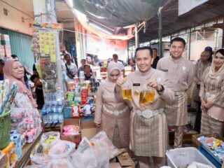 Pj Gubernur dan Pj Ketua TP PKK Sumsel Bagikan Bantuan Sembako ke Pedagang dan Pengemudi Bentor di Pasar Indralaya