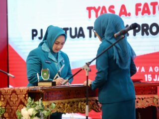 Pj Ketua TP PKK Sumsel Tyas Fatoni Lantik Sukmawati Asmar Wijaya sebagai Pj Ketua TP PKK Kabupaten OKI