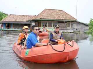 Tinjau Lokasi Banjir di Kabupaten Muba, Pj Gubernur Agus Fatoni Antar Langsung Bantuan ke Rumah Warga Gunakan Perahu Karet