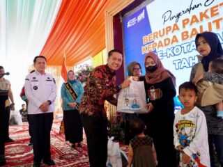 Pj Gubernur Agus Fatoni bersama Pj Walikota Palembang Kompak Bagikan Bansos untuk Anak Stunting