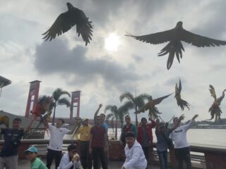 Hari Libur Nasional, Komunitas Palembang Free Fly Terbangkan Burung Macau di Benteng Kuto Besak