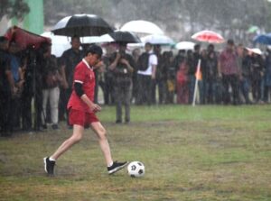 Presiden Jokowi Bermain Sepak Bola di Lapangan Desa Gamplong, Yogyakarta, Mendapat Respon dari Sineas Hanung Bramantyo