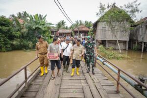 Tempuh Perjalanan Puluhan Kilometer, Apriyadi Boyong Sembako untuk Warga Terdampak Banjir