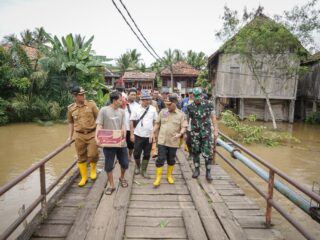 Tempuh Perjalanan Puluhan Kilometer, Apriyadi Boyong Sembako untuk Warga Terdampak Banjir