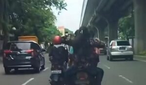 Viral Video Medsos Memperlihatkan Aksi Pengendara Sepeda Motor Yang Berbonceng 5 Orang di Jalan Internasional Plaza Palembang
