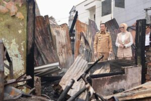 Pj Gubernur Sumsel Agus Fatoni Tinjau Langsung Lokasi Kebakaran dan Berikan Bantuan