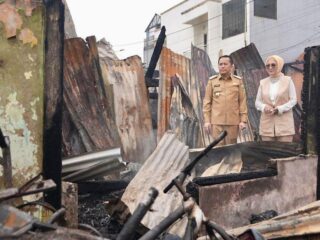 Pj Gubernur Sumsel Agus Fatoni Tinjau Langsung Lokasi Kebakaran dan Berikan Bantuan