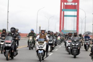 Kendarai Sepeda Motor, Pj Gubernur Sumsel Agus Fatoni dan Forkopimda Sumsel Tinjau Empat TPS di Kota Palembang