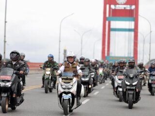 Kendarai Sepeda Motor, Pj Gubernur Sumsel Agus Fatoni dan Forkopimda Sumsel Tinjau Empat TPS di Kota Palembang