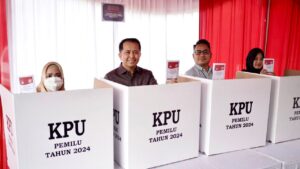 Pj Gubernur Agus Fatoni Didampingi Pj TP PKK Gunakan Hak Suara di TPS 35 Palembang, Imbau Warga Ikut Sukseskan Pemilu Damai 2024
