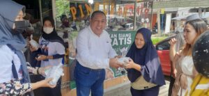 Aksi Nyata Caleg DPRD Provinsi Sumsel dari PKB Berikan Makan Siang Gratis kepada Masyarakat