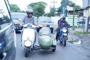 RA Anita Gunakan Motor Vespa Nyoblos di TPS 20 Bukit Sejahtera