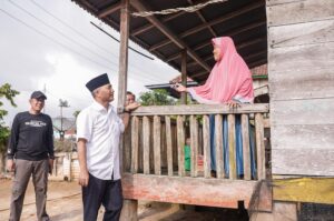 Pj Bupati H Apriyadi Pasang Listrik PLN Rumah Nenek Suhartini Kini Terang Benderang