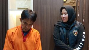 Pukul Istri Pakai Helm dan Kayu Balok, Suami di Palembang Ini Dibekuk Polisi