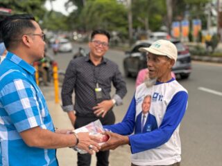 BPJS Ketenagakerjaan Kanwil Sumbagsel Berbagi Takjil ke Masyarakat Palembang.