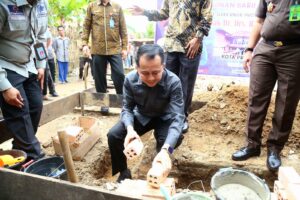 Pj Gubernur Sumsel Agus Fatoni Letakkan Batu Pertama Pembangunan Bedah Rumah di Prabumulih