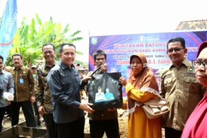 Pj Gubernur Sumsel Agus Fatoni Berikan Bantuan Sembako di Kota Prabumulih