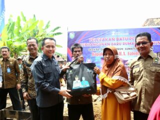 Pj Gubernur Sumsel Agus Fatoni Berikan Bantuan Sembako di Kota Prabumulih