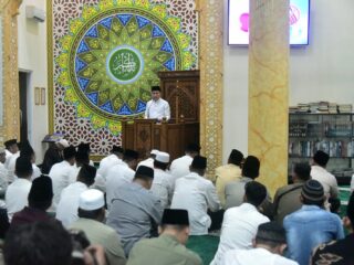 Sinergitas bersama Kajati Sumsel, Pj Gubernur Agus Fatoni Salat Berjamaah di Masjid Al Adli