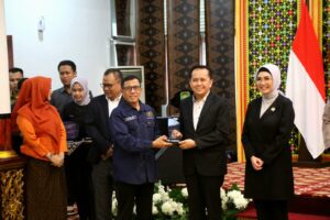 Pj Gubernur Sumsel Agus Fatoni Terima Penghargaan PWI Sebagai Birokrat Peduli Pers