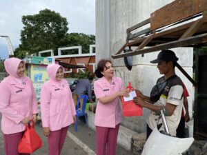 Peringati Hut Ke-78, Yayasan Kemala Bhayangkari Cabang Kota Besar Palembang Gelar Kegiatan Sosial dan Berbagi Takjil