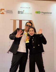 Reza Gladys dan Dr. Attaubah Mufid Meraih Penghargaan The Best Couple Preneur Aesthetic 2024