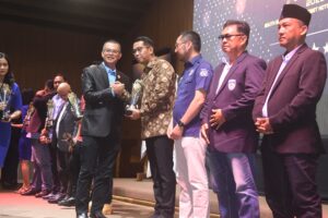 IMI Awards, Pj Bupati Apriyadi Dinobatkan Jadi Tokoh Otomotif Sumsel
