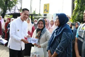 Pj Walikota Palembang Serahkan 1.600 Bingkisan Lebaran untuk Tenaga PHL di 3 OPD