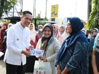 Pj Walikota Palembang Serahkan 1.600 Bingkisan Lebaran untuk Tenaga PHL di 3 OPD