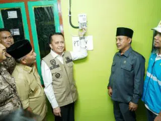 Pj Gubernur Agus Fatoni Resmikan Penyalaan Perdana Listrik PLN di Kecamatan Babat Supat Kabupaten Muba