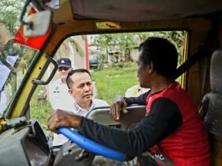 Pj Gubernur Agus Fatoni Stop Angkutan Truk Penyebab Kemacetan yang Melintas di Jalan Palembang - Betung