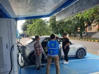 Mudik Pakai Mobil Listrik dari Bintaro ke Bengkulu, Begini Kata Irfansyah yang Tiba di SPKLU PLN UP3 Bengkulu