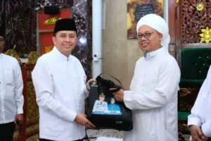 Salat Jumaat Berjamaah di Masjid Baiturrahman, Pj Gubernur Agus Fatoni Beri Bantuan sekaligus Halal Bihalal Bersama Warga