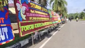 Apresiasi Berhasil Ungkap Kasus DPO Curas, Masyarakat Kirim Puluhan Karang Bunga ke Polres Musi Rawas