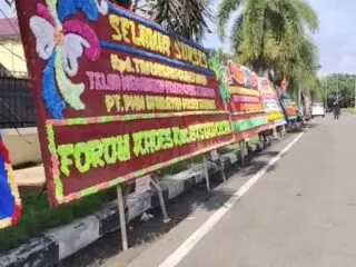 Apresiasi Berhasil Ungkap Kasus DPO Curas, Masyarakat Kirim Puluhan Karang Bunga ke Polres Musi Rawas