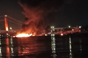 Kapal Jukung di Sungai Musi Palembang Hangus Terbakar : 1 Orang Menunggal Dunia, 2 Orang Kritis dan 1 Orang Belum Ditemukan