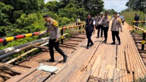 Kapolres Musi Rawas Tinjau Jembatan Penghubung Kabupaten Musi Rawas-Kabupaten Pali, Larang Pengendara Melintas