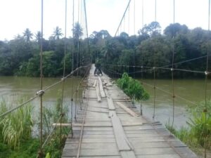 Jembatan Gantung Desa Damarpura Memprihatinkan, Seorang Petani dan Balita Nyaris Meninggal