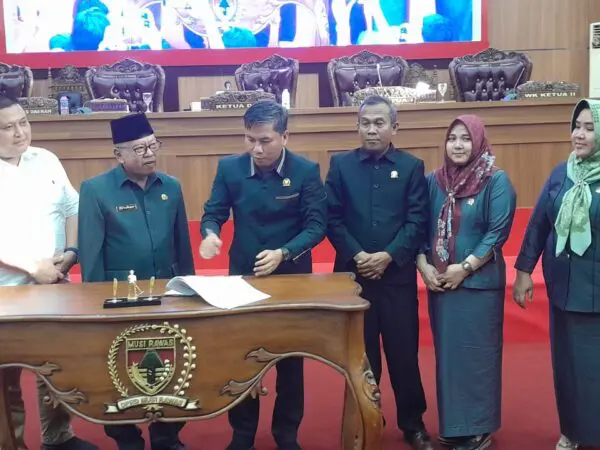 Ketua DPRD Musi Rawas Lanjutkan Sidang Paripurna Meski Molor 6 Jam