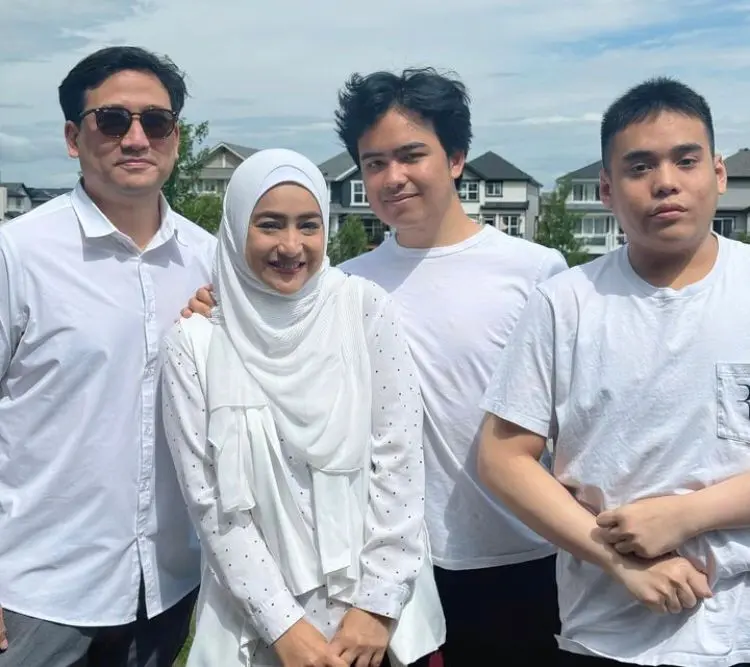 Eager to leave the entertainment world for the sake of their children’s education, Tengku Firmansyah and Cindy Fatikasari moved to Canada.