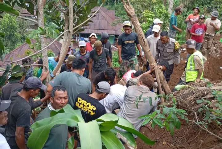 Tertimbun Longsor Dua Warga Dempo Makmur Pagar Alam Berhasil Diselamatkan